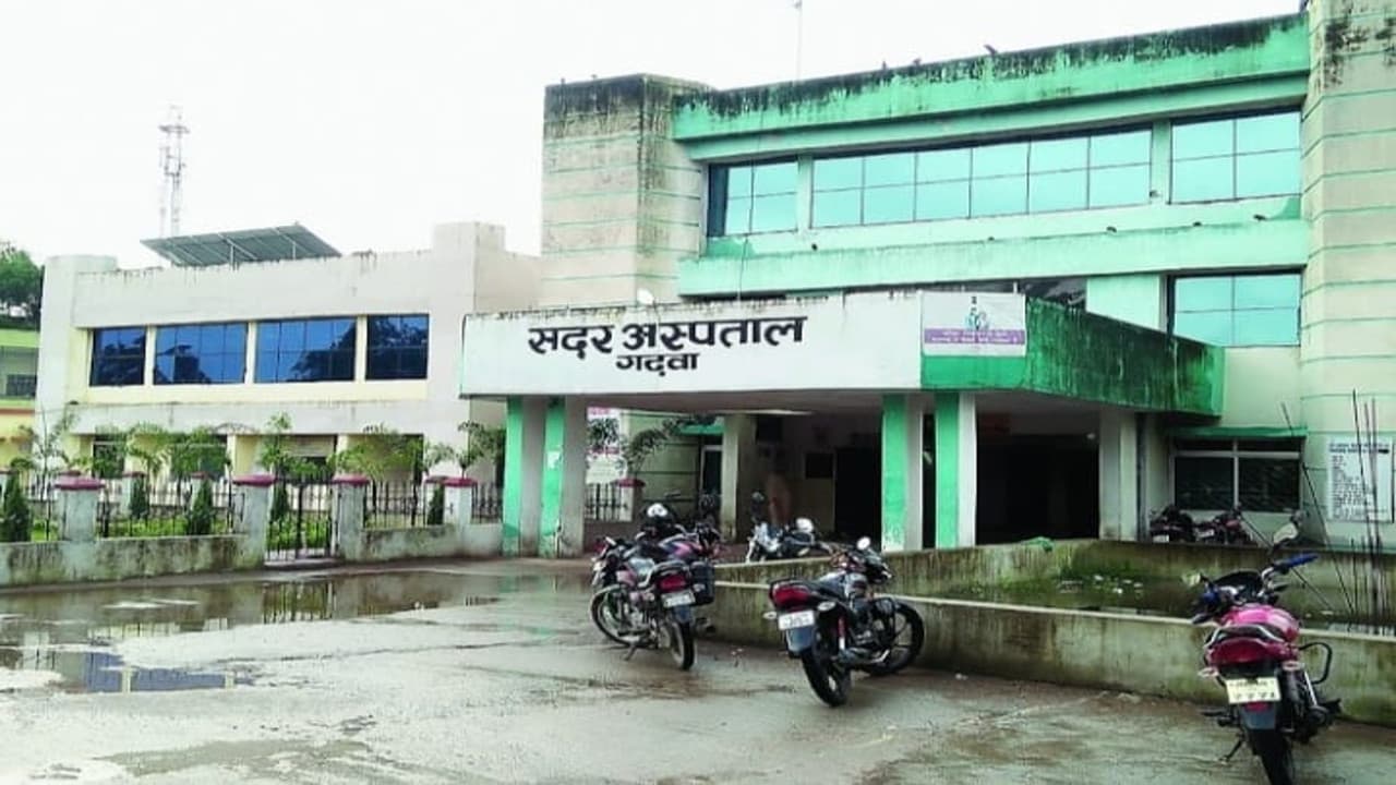 गढ़वा सदर हॉस्पिटल में मरीजों से इलाज के नाम पर रिश्वत मांगने का वीडियो वायरल, 7 कर्मी सस्पेंड
