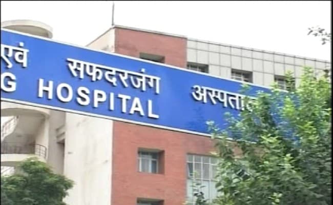 Delhi: सफदरजंग अस्पताल के बाहर बच्चे की डिलिवरी पर महिला आयोग सख्त, जारी किया गया नोटिस
