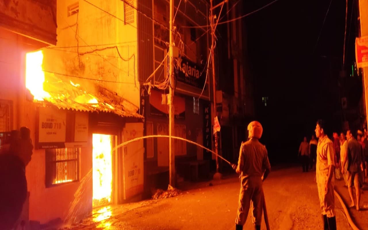 साहेबगंज गुड़ बाजार स्थित प्लाई दुकान में लगी भीषण आग, 30 लाख से अधिक की संपत्ति राख