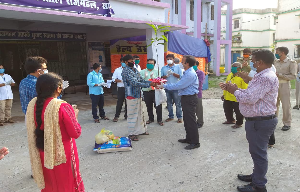 कोरोना संक्रमण से एक व्यक्ति हुआ ठीक, अधिकारी व स्वास्थ्य कर्मी ने ताली बजाकर भेजा घर