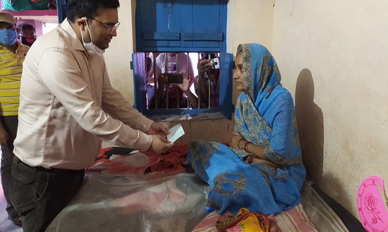 शहीद के परिजनों को उपायुक्त ने दिये 1- 1 लाख की सहायता राशि, कहा- साहिबगंज को अपने सपूतों पर हमेशा रहेगा नाज