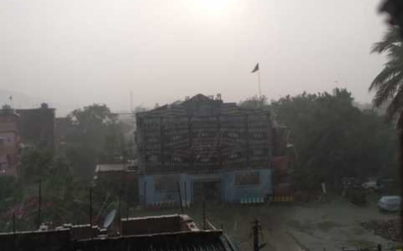 साहिबगंज में गर्जन के साथ हुई मूसलाधार बारिश, वज्रपात से युवक की मौत, आंधी में फूस के उड़े घर