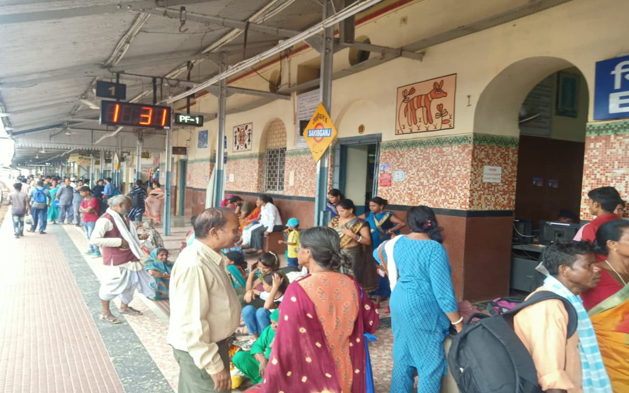 यात्रीगण कृपया ध्यान दें! साहिबगंज रेलखंड से होकर चलने वाली कई ट्रेनें रद्द, कई का रूट डायवर्ट,जानें कारण