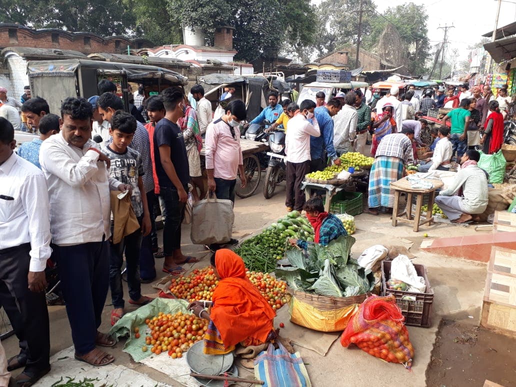 कोरोना और बारिश की दोहरी मार, प्याज के साथ आलू ने भी निकाले आंसू, जानें रेट लिस्ट