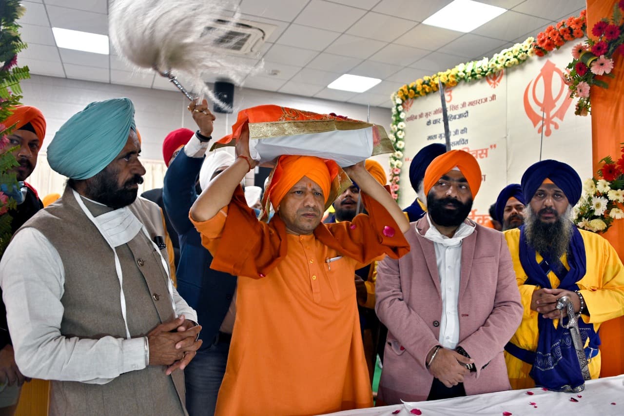 Lucknow News:  सीएम योगी आदित्यनाथ ने मनाया 'साहिबजादा दिवस', गुरु ग्रंथ साहिब को माथे लगाया