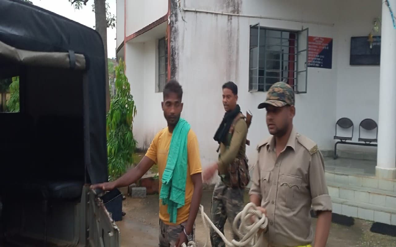 सिमडेगा में देशी कट्टा व जिंदा कारतूस के साथ अपराधी राजेश साहू गिरफ्तार