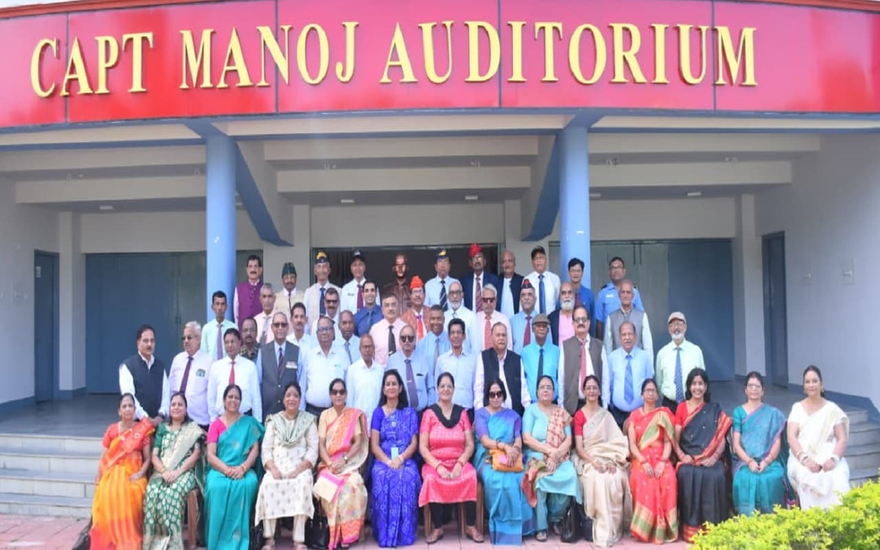 Jharkhand News: झारखंड के तिलैया सैनिक स्कूल पहुंचे पूर्ववर्ती छात्र, 47 वर्ष पूर्व की यादें हुईं ताजा