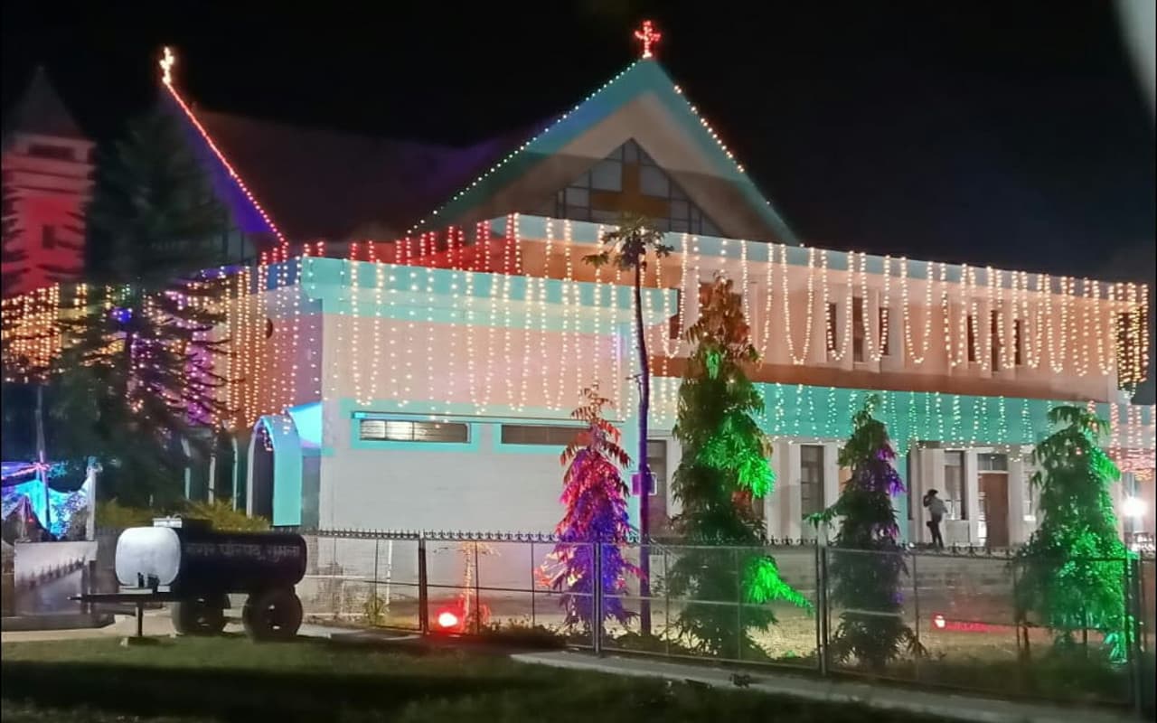 प्रभु यीशु के आगमन की तैयारी शुरू, जगमग हुआ संत पात्रिक चर्च, गुमला धर्मप्रांत ने जारी किया धर्मपत्र