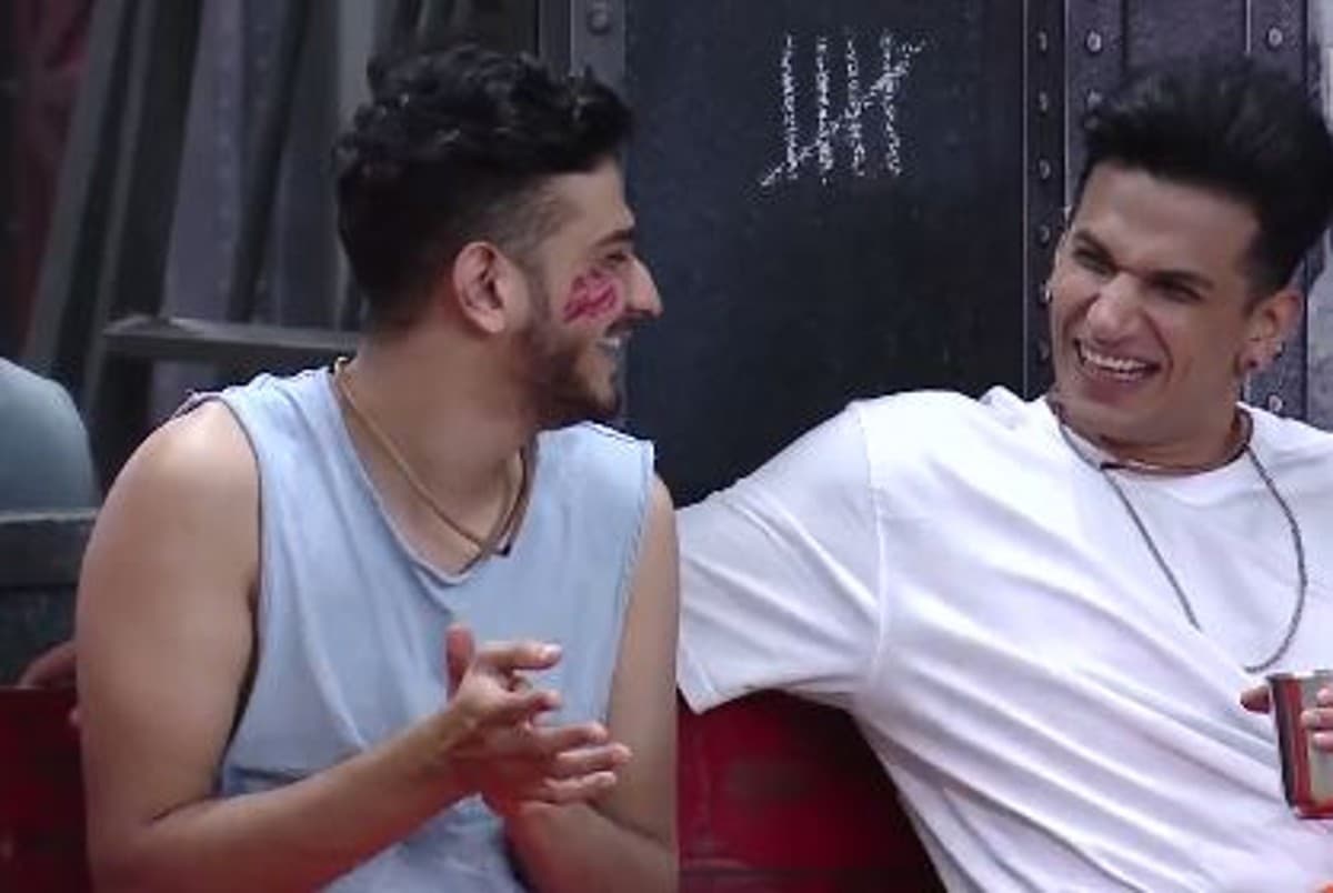 Lock Upp: सायशा शिंदे ने मुनव्वर फारूकी को किया किस, कॉमेडियन बोले- लिपस्टिक का मार्क ऐसे ही रहेगा...