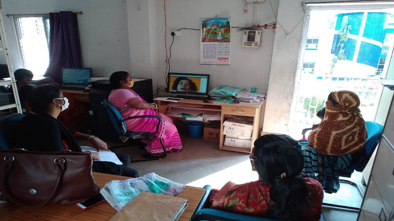 कोरोना से बचाव को लेकर सखी मंडल की महिलाएं ग्रामीणों को कर रही जागरूक, आराधना पटनायक ने दीदियों को दिये कई टिप्स