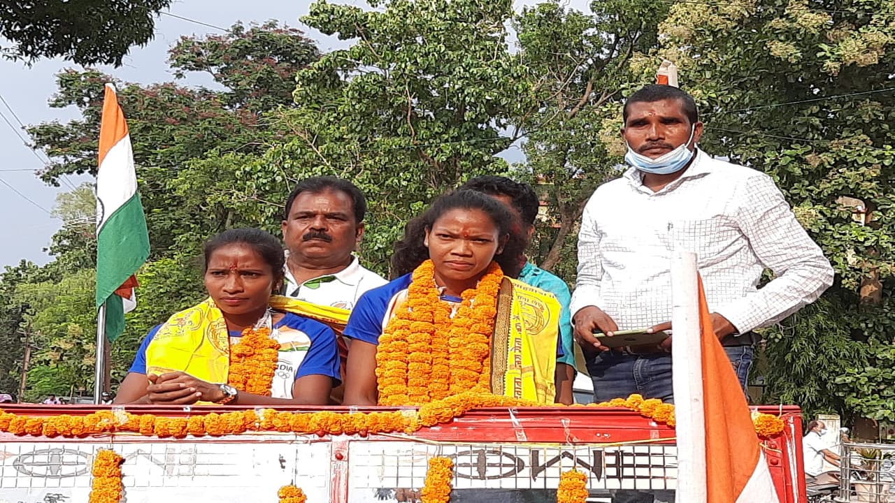 खूंटी के बाद सिमडेगा पहुंची ओलंपियन हॉकी खिलाड़ी सलीमा टेटे और निक्की प्रधान, जिला प्रशासन ने किया सम्मानित