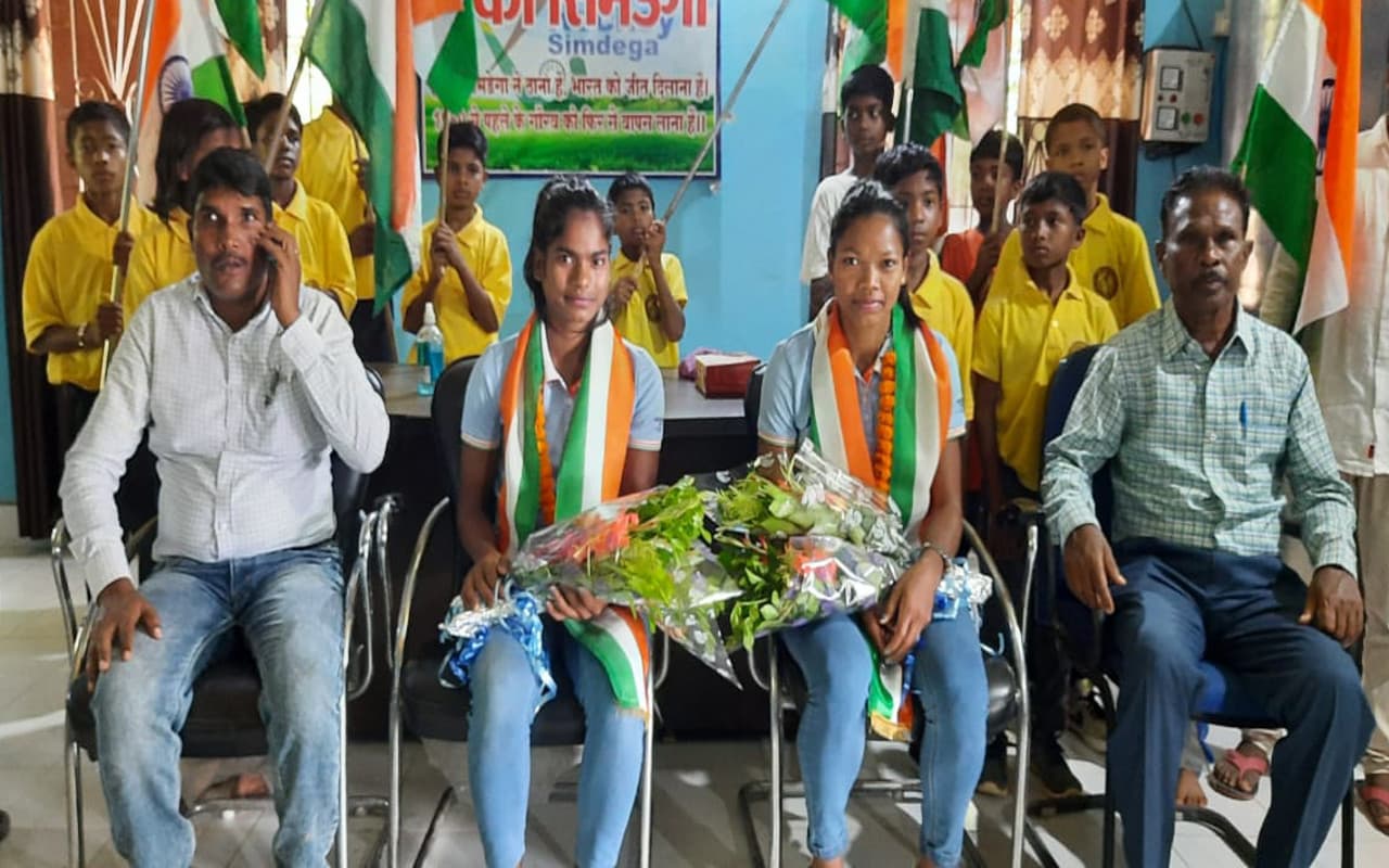 सिमडेगा की सलीमा और संगीता ने राष्ट्रमंडल खेल में दिखायी हुनर, पर शहर में लगे बैनर में नहीं मिली जगह