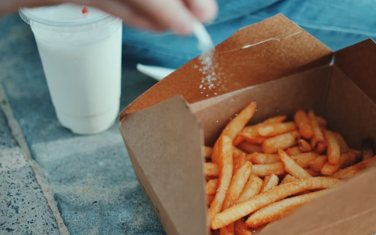 Salt Side Effects: 6 लक्षण जो बताते हैं कि आप बहुत ज्यादा नमक खा रहे और तुरंत बंद करने की जरूरत है