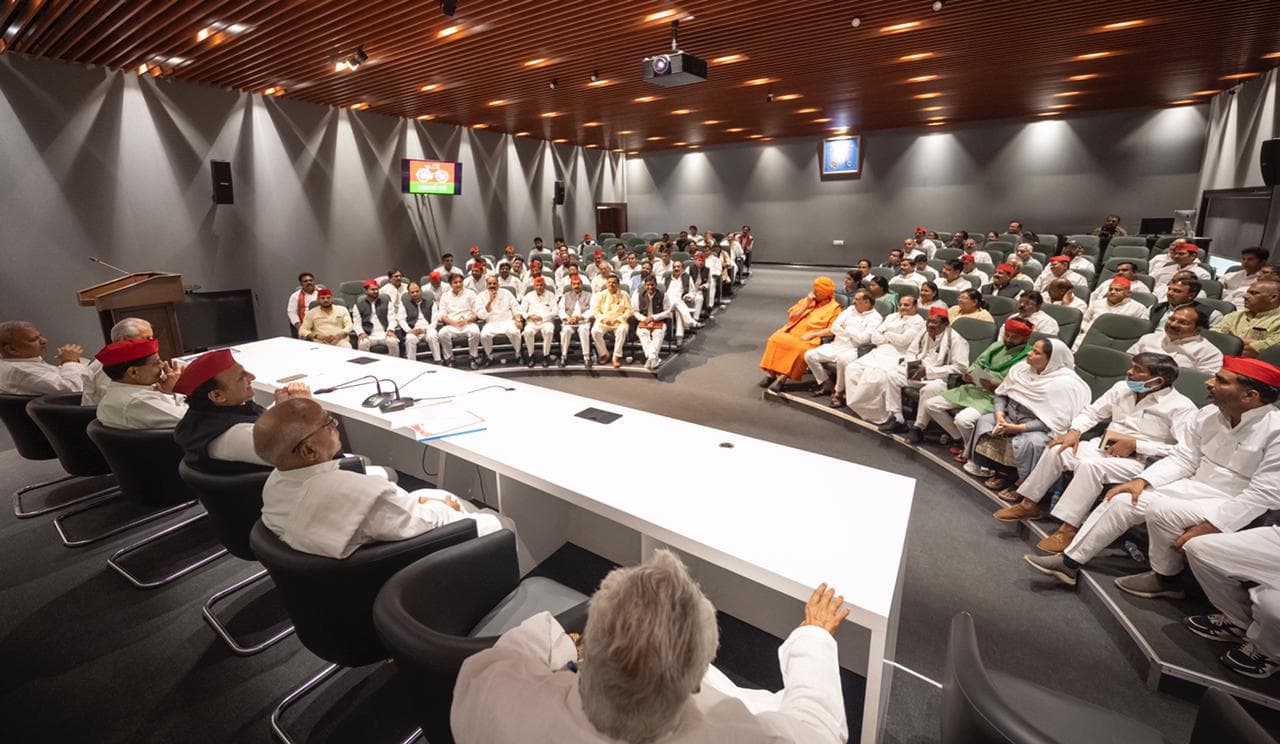 सपा सुप्रीमो अखि‍लेश यादव ने बजट सत्र में योगी सरकार को घेरने का बनाया प्‍लान, जानें विस्‍तार से...