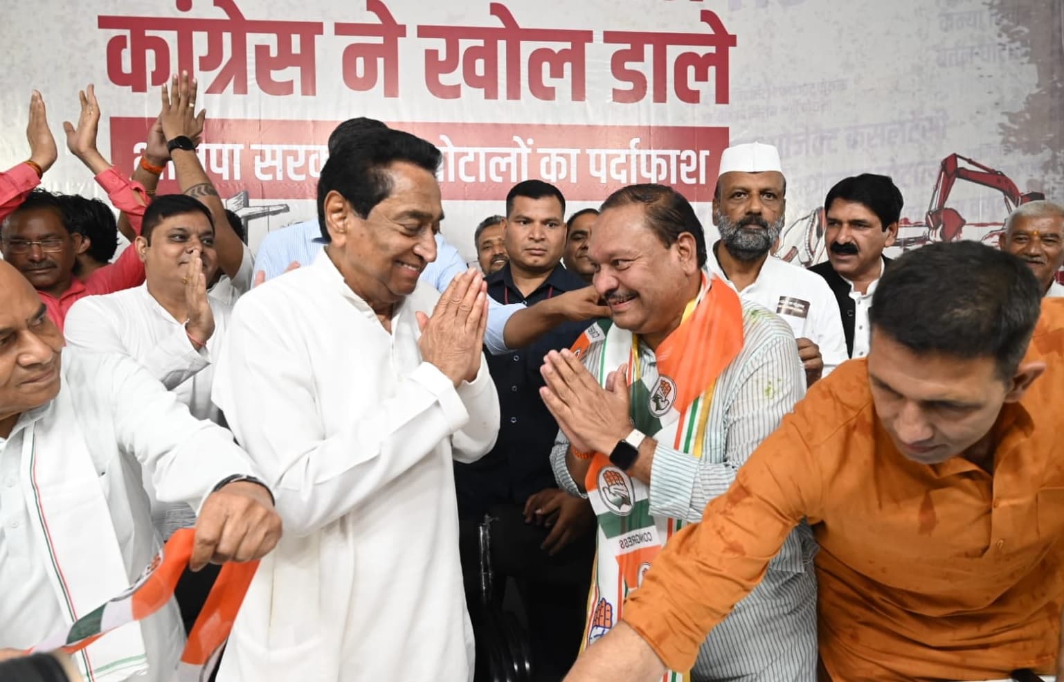 MP: 800 वाहनों के काफिले के साथ कांग्रेस में शामिल हुए समंदर का विरोध, कभी कमलनाथ के लिये बने थे मुसीबत