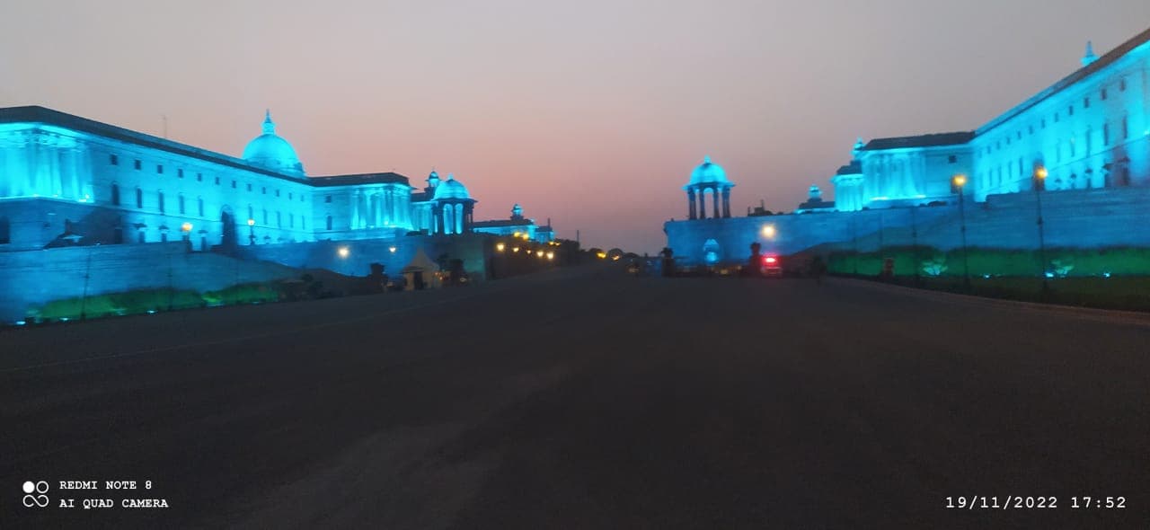 विश्व बाल दिवस की पूर्व संध्या पर नीले रंग में सज गई पूरी दिल्ली, संसद भवन से कुतुब मीनार तक सब कुछ ब्लू