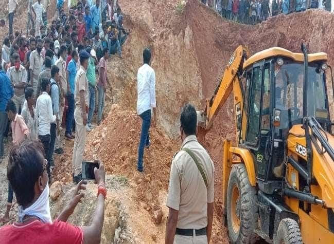 Breaking News: झारखंड में पहाड़ी धंसने से आधा दर्जन से अधिक महिलाएं दबीं, तीन की मौत
