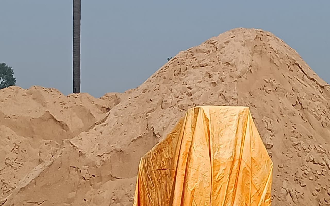 Jharkhand News: हजारीबाग के केरेडारी में अवैध बालू का कारोबार जारी, रात भर ट्रैक्टरों से होती है ढुलाई