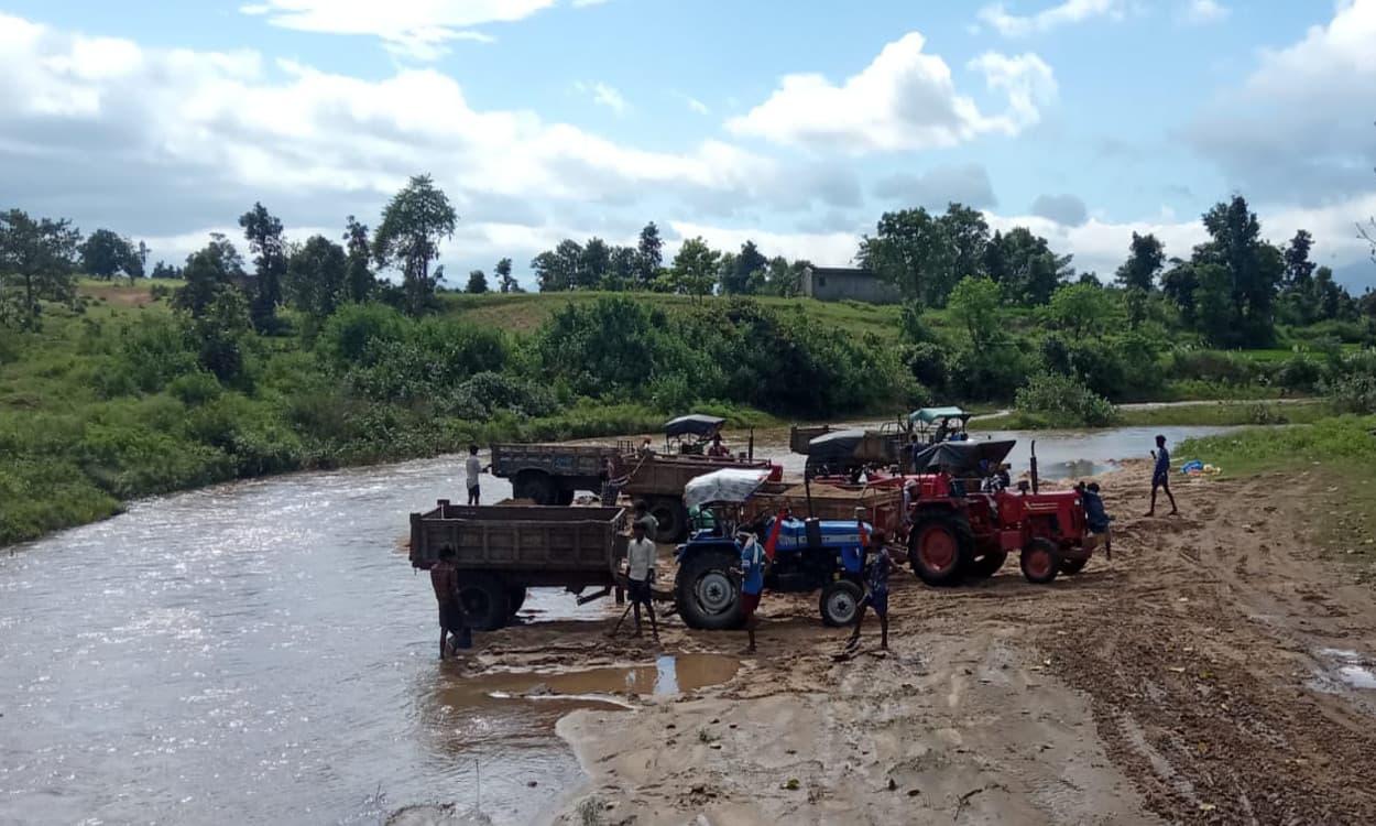 नदियों के बालू पर फिर लगी माफियाओं की नजर, धड़ल्ले से हो रहा अवैध उठाव