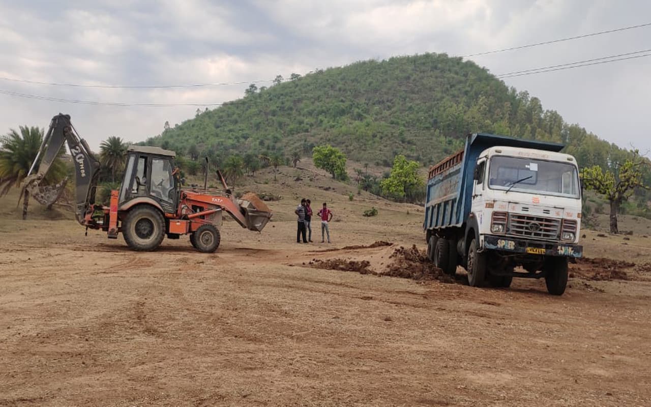 पाकुड़ : बालू की अवैध डंपिंग का महेशपुर सीओ ने किया भंडाफोड़, 4000 सीएफटी बालू किया जब्त