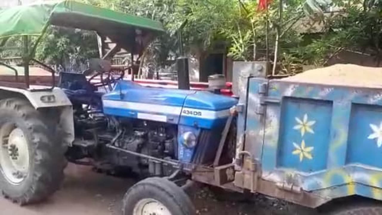 जमुई के बड़ीबाग नदी घाट से पुलिस ने बालू से लदे एक ट्रैक्टर को किया जब्त, चालाक भागने में रहा सफल