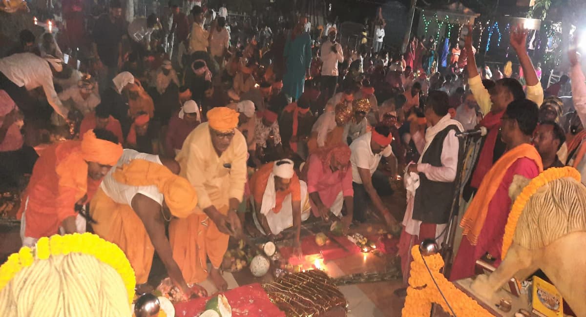 माता रानी की जयघोष से गूंज उठा इटखोरी का मां भद्रकाली मंदिर, संधि बलि में श्रद्धालुओं की उमड़ी भीड़