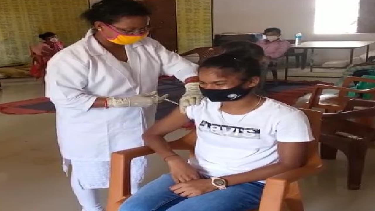 इंटरनेशनल हॉकी प्लेयर्स संगीता समेत 40 लोगों ने लिया काेरोना टीका, बोली- टीका है सुरक्षित