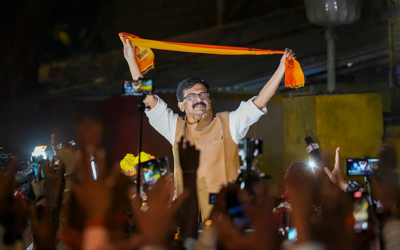 Sanjay Raut: 152 दिन बाद जेल से बाहर आये संजय राउत, उद्धव गुट के शिवसैनिकों ने किया भव्य स्वागत, VIDEO