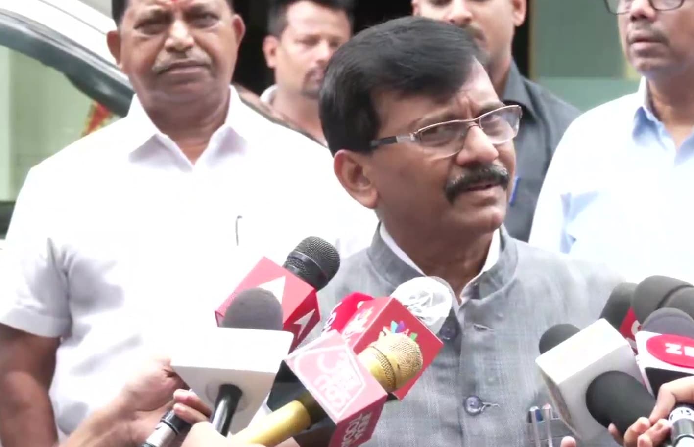 Maharashtra: राज्यपाल के बयान पर भड़के संजय राउत, महाराष्ट्र बंद की अपील, BJP की खामोशी पर भी उठाया सवाल