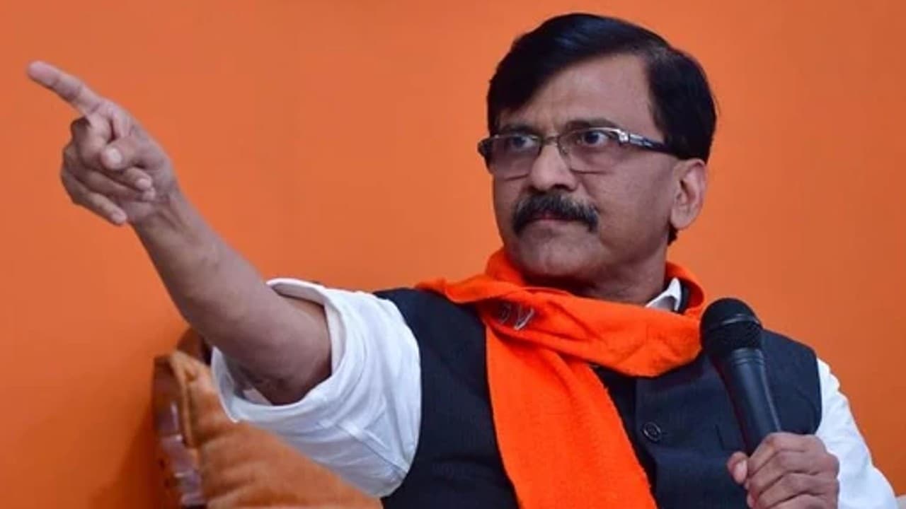 एकनाथ शिंदे के बेटे के नाम पर जमीन पर थूका? संजय राउत की हरकत से महाराष्ट्र में घमासान