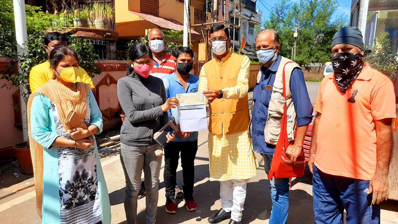 सांसद ने रांची के पत्रकार की बेटी की पढ़ाई का खर्च उठाया, दिया 1.14 लाख रुपये का चेक