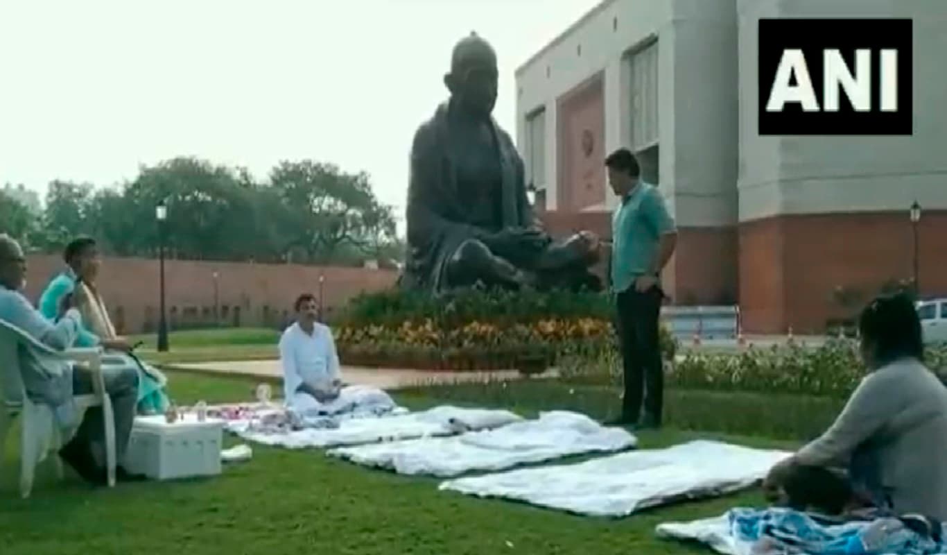 मणिपुर हिंसा: आप सांसद संजय सिंह के निलंबन पर बवाल, संसद परिसर में विपक्षी पार्टियों ने पूरी रात दिया धरना