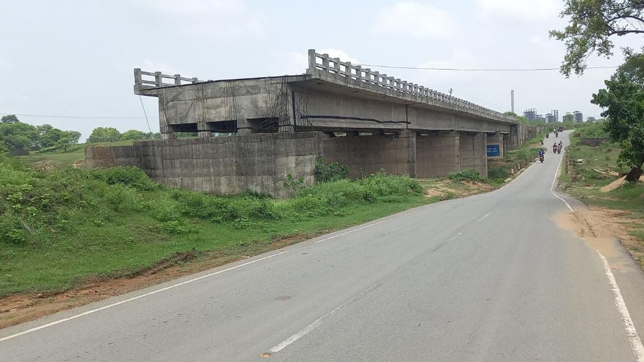एप्रोच रोड़ के अभाव में बेकार पड़ा 7 करोड़ की लागत से सरायकेला के संजय नदी पर बना पुल, लोगों को हो रही परेशानी
