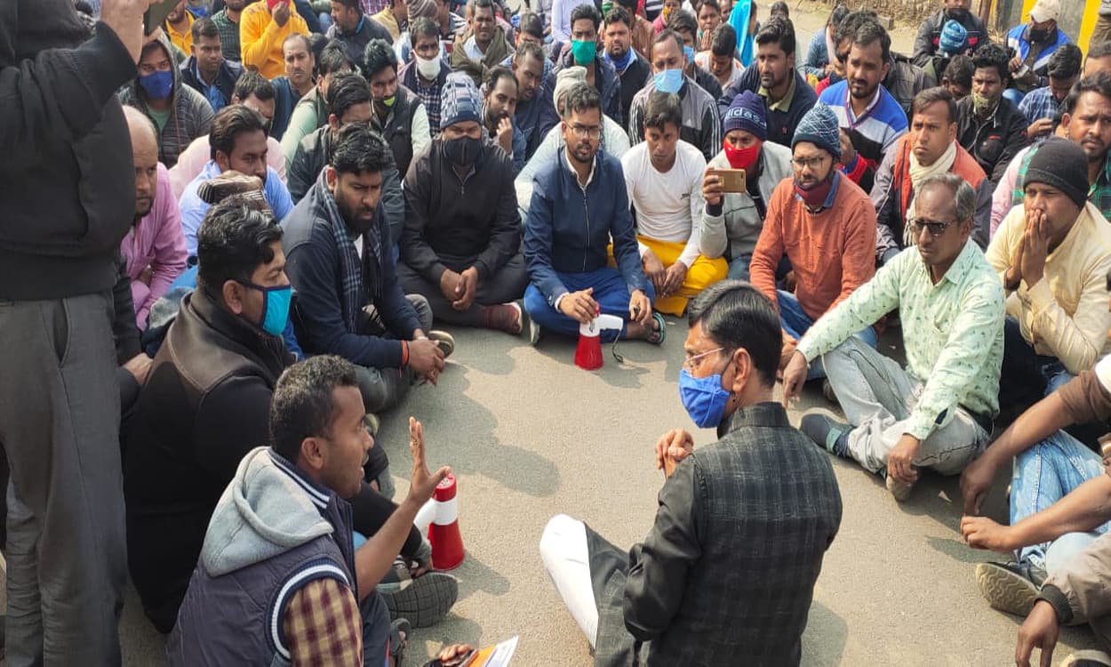 रांची के बिरसा चौक पर संविदा कर्मियों का धरना- प्रदर्शन जारी, बीजेपी सांसद और विधायक ने की मुलाकात