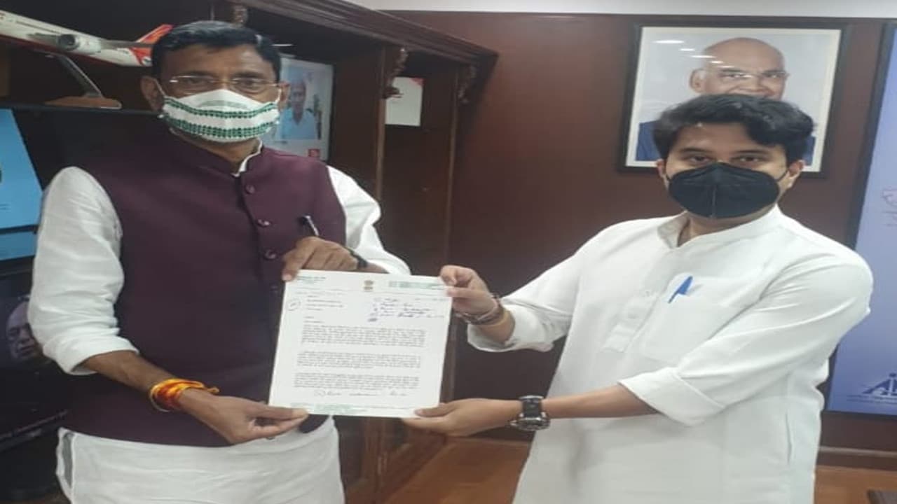 रांची से अन्य शहरों की नियमित उड़ान समेत दूसरे मुद्दों पर केंद्रीय उड्डयन मंत्री से मिले सांसद संजय सेठ