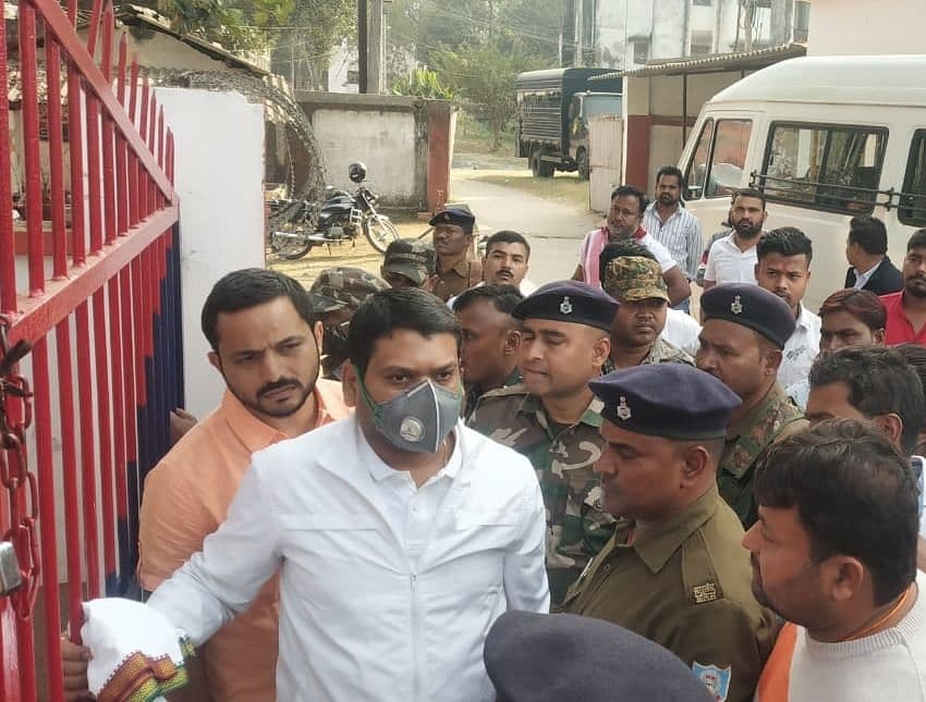 धनबाद मंडल कारा में बंद झरिया के पूर्व MLA संजीव सिंह समेत 11 बंदी हुए आइसोलेट,सोमवार को होगी कोरोना जांच