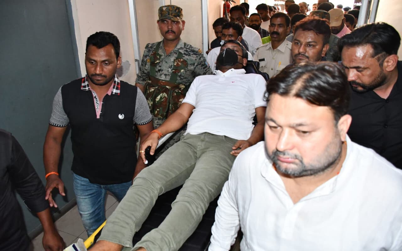 धनबाद SNMMCH में झरिया के पूर्व विधायक संजीव सिंह की तबीयत बिगड़ी, हुआ हंगामा