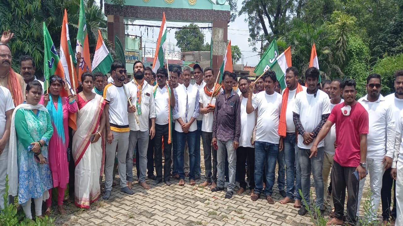 आजादी के अमृत महोत्सव पर भाजपा की संकल्प यात्रा, खरसावां के आकर्षिणी मंदिर से शहीद स्थल तक निकली यात्रा