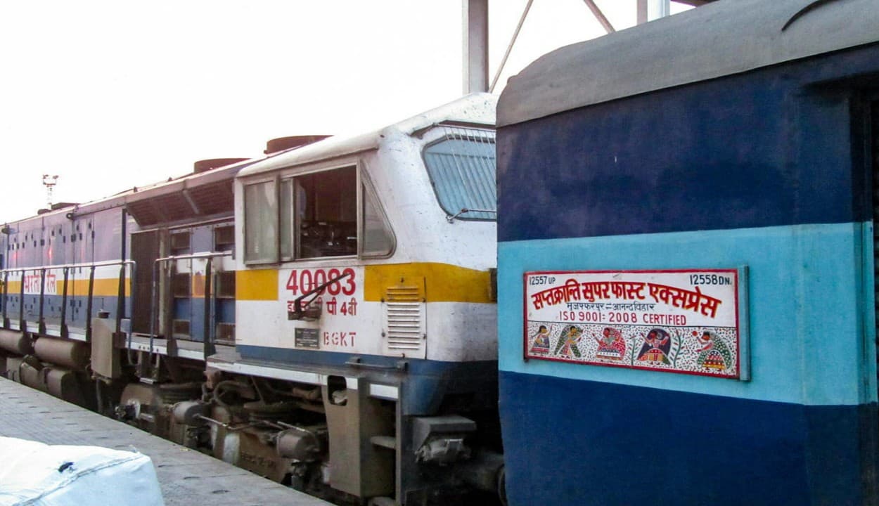 अचानक बीच से ही टूट गई तेज रफ्तार से दौड़ रही एक्सप्रेस ट्रेन, 1 किमी तक आगे निकल गई आधी रेल और आधी रह गई पीछे