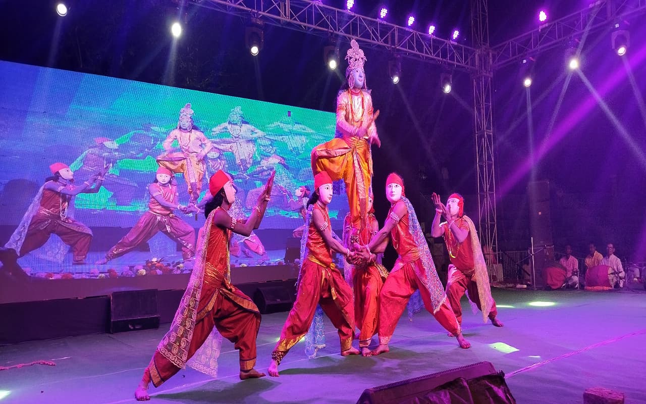 झारखंड : सरायकेला में चैत्र महोत्सव का समापन, रात्रि जागरण के साथ छऊ नृत्य की बिखरी छटा