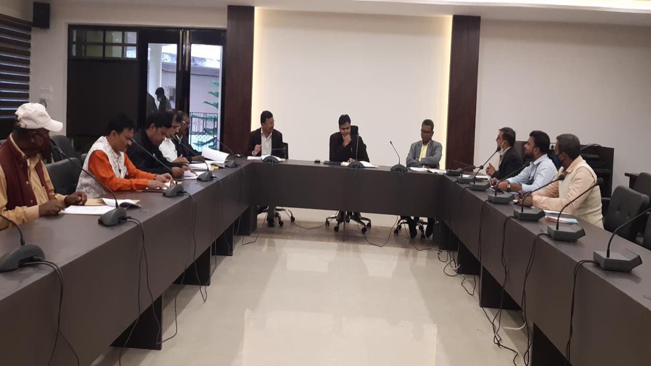 Jharkhand news: सरायकेला- खरसावां का 151 आदिवासी गांव बनेगा मॉडल विलेज, तैयारी को लेकर डीसी ने की चर्चा