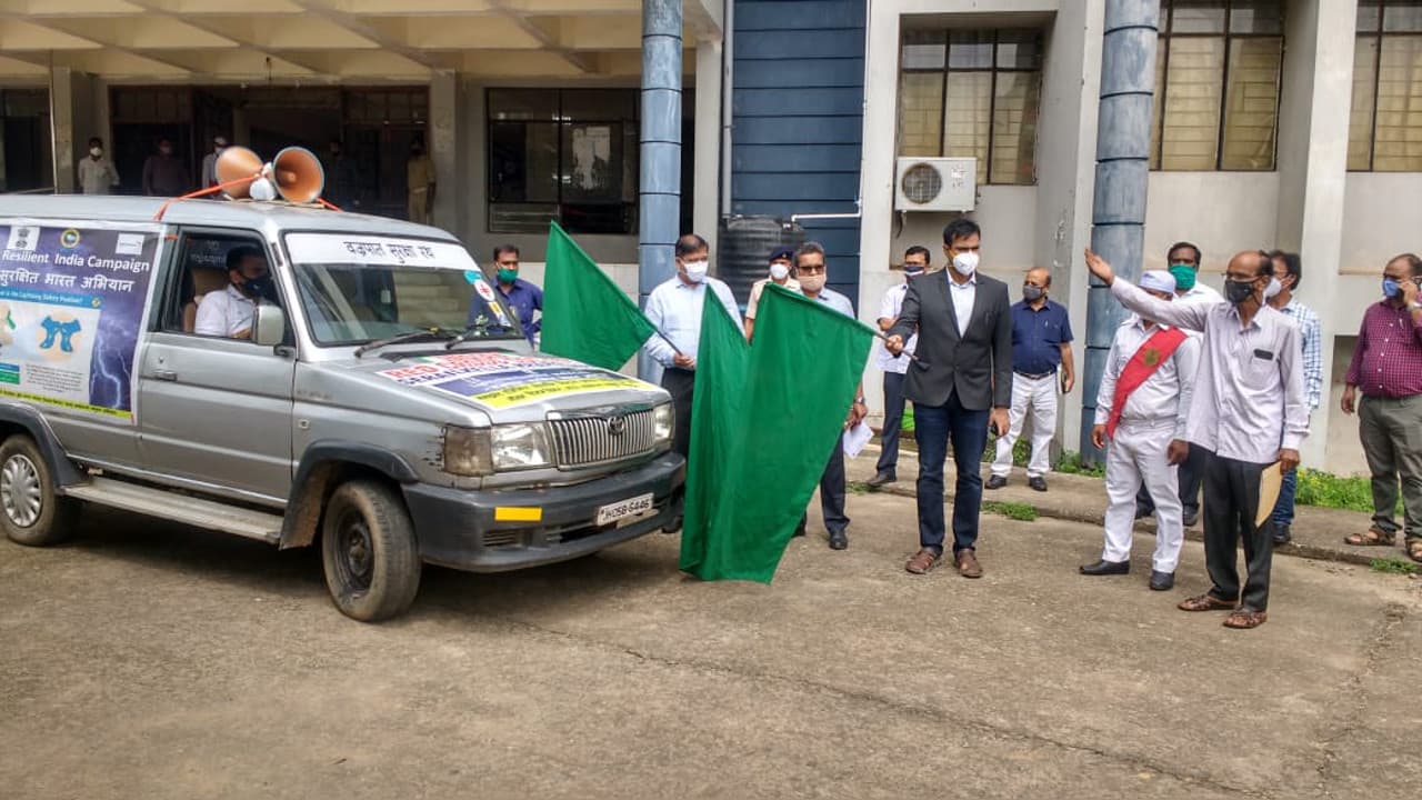 सरायकेला में चिह्नित वज्रपात जोन के लोगों को किया जायेगा जागरूक, डीसी ने वज्रपात सुरक्षा रथ को किया रवाना