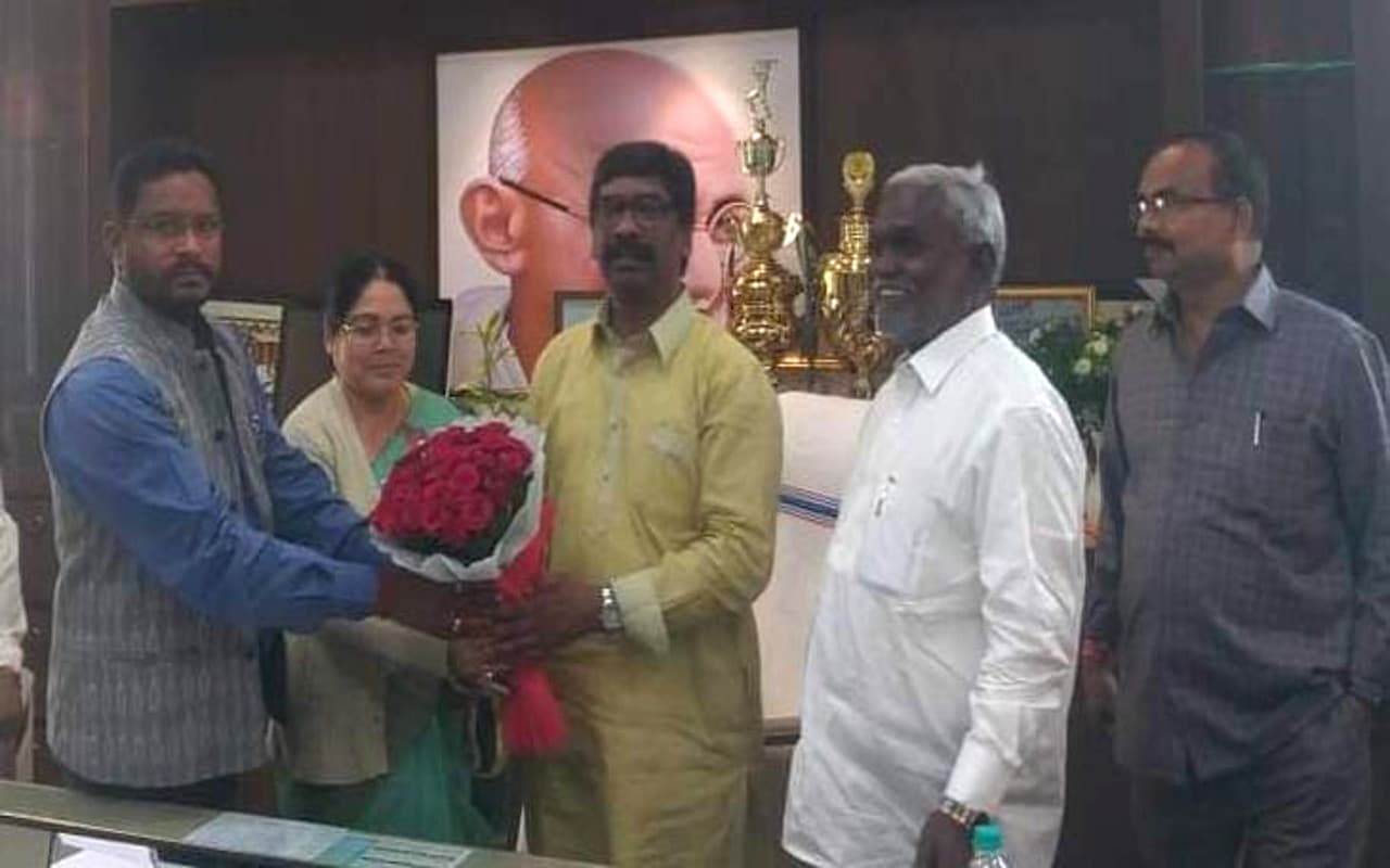 झारखंड विधानसभा से स्थानीय नीति और OBC बिल पारित होने पर खरसावां में जश्न,विधायकों ने CM हेमंत को दी बधाई