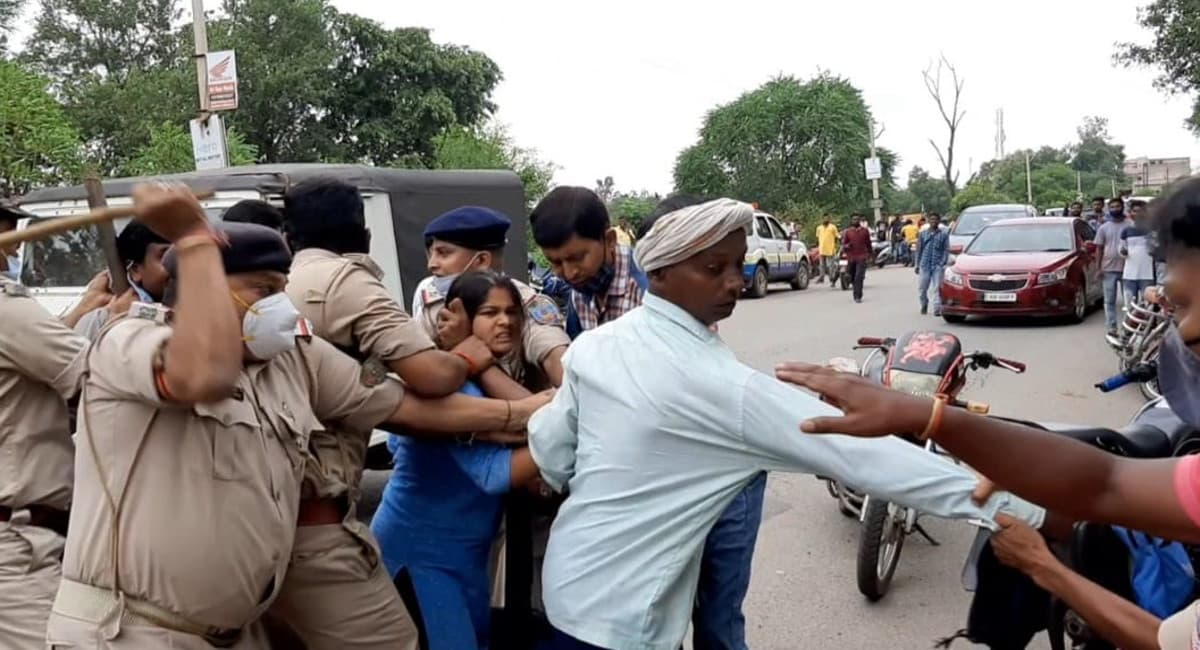 Jharkhand News : हत्या के विरोध में सरायकेला- कांड्रा मार्ग जाम कर रहे ग्रामीणों पर पुलिस ने किया लाठीचार्ज