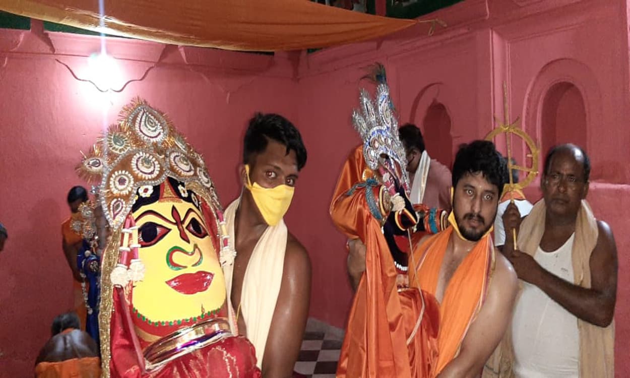 Jagannath Rath Yatra 2020 : सरायकेला में कोरोना ने रोकी प्रभु जगन्नाथ के रथ का पहिया, कंधे में उठा परंपरा का हुआ निर्वहन