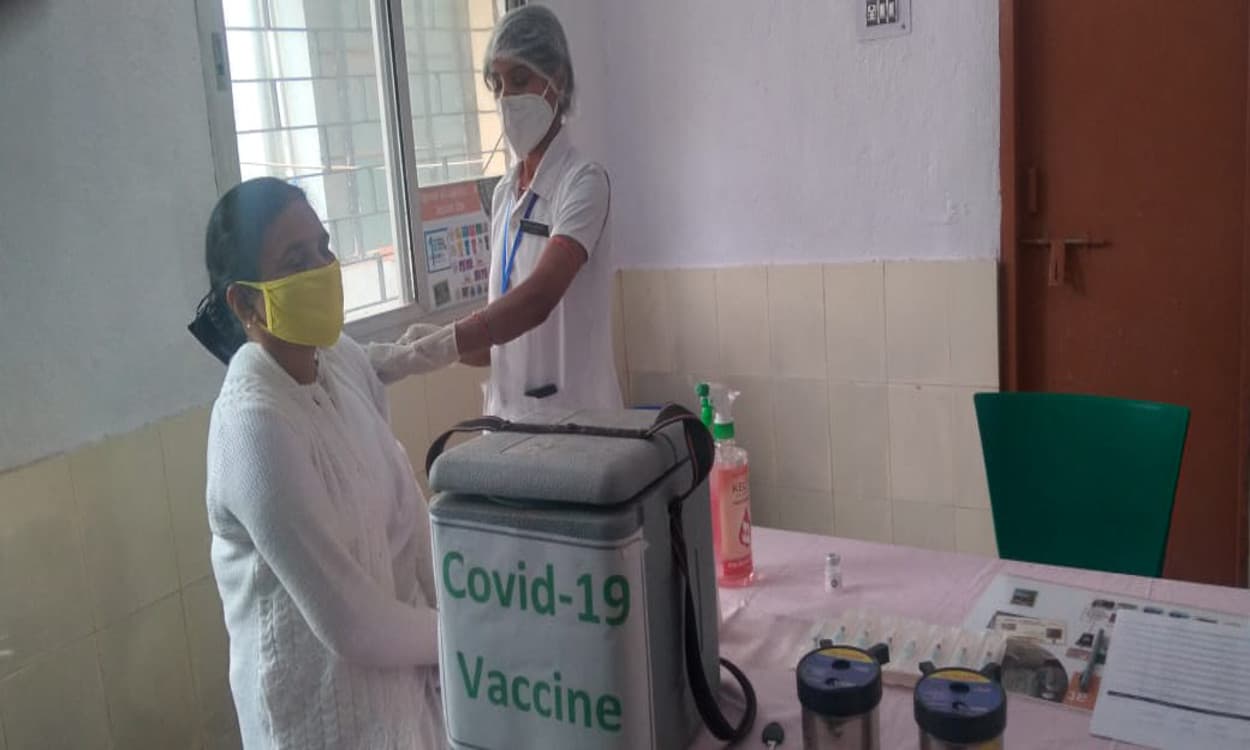 Corona Vaccination In Jharkhand : झारखंड में 18 प्लस लोगों को कोरोना का टीका लगाने की तैयारी पूरी, पढ़िए किस जिले को भेजी गयी कितनी वैक्सीन