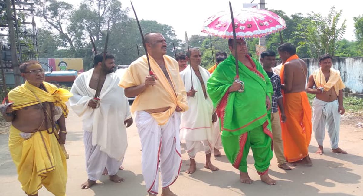 Durga Puja 2021: शस्त्र पूजन के साथ सरायकेला राजघराने में दुर्गोत्सव की धूम, वर्षों की परंपरा आज भी जारी