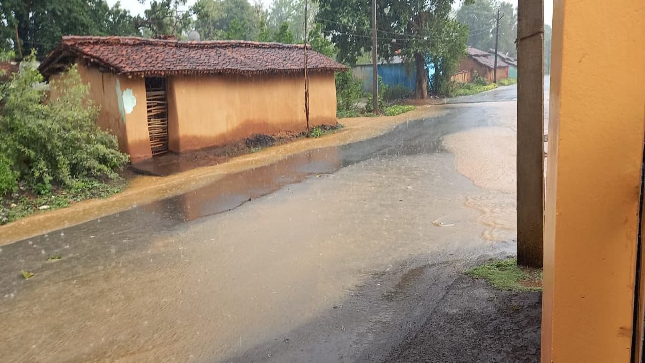 लगातार हो रही बारिश से सड़कों की खुली पोल, सड़क में गड्ढे ही गड्ढे, हो रही है परेशानी