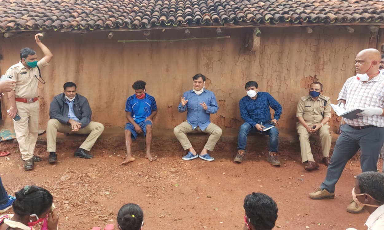 नक्सल प्रभावित सारंडा के सुदूरवर्ती गांव नुईयागड़ा पहुंचा प्रशासनिक महकमा, ग्रामीणों की सुनी समस्याएं