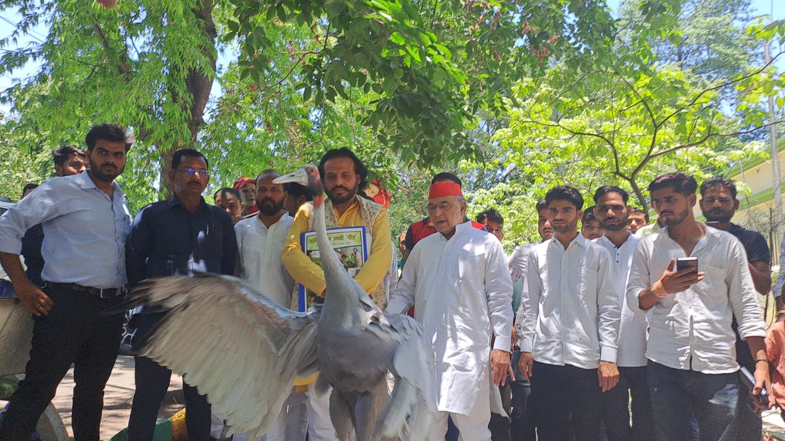 विधायक रविदास मेहरोत्रा सारस लेकर पहुंचे सपा दफ्तर, अखिलेश यादव से मिलने के बाद आरिफ के 'दोस्त' पर कही ये बात
